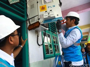 Awas Bahaya! Ini yang Harus Dilakukan Agar Tak Kesetrum Saat Banjir