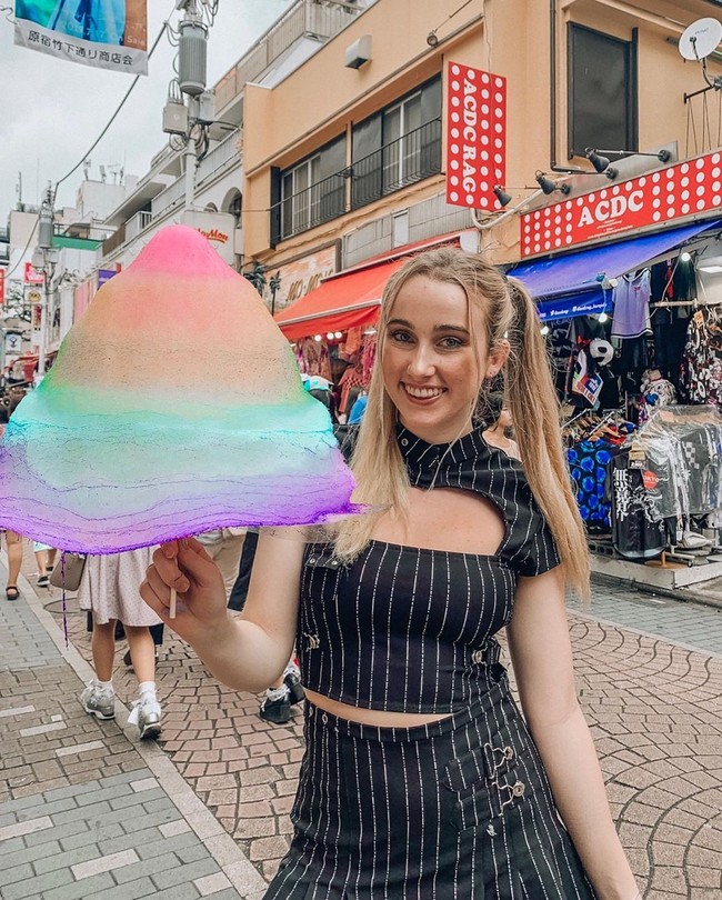 Channel-ku telah membantuku menghadapi banyak hal dengan lebih mudah dari pada teman-temanku dan menolongku punya kemampuan mengatur keuangan. Ada cek dari AdSense di email-ku dan aku sudah menyampingkan untuk pajak, pensiun, dan tabungan, Foto: Instagram @siennasanter