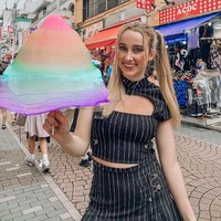 Channel-ku telah membantuku menghadapi banyak hal dengan lebih mudah dari pada teman-temanku dan menolongku punya kemampuan mengatur keuangan. Ada cek dari AdSense di email-ku dan aku sudah menyampingkan untuk pajak, pensiun, dan tabungan, Foto: Instagram @siennasanter