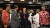 Firli Bahuri juga sempat memberikan salam kepada awak media dengan menelangkupkan telapak tangannya.