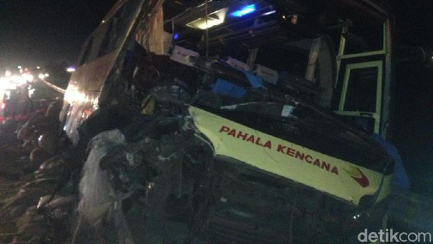 Bus dan truk tabrakan di tol cipali