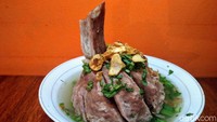 Menu dari Bakso Ngangenin ini juga tak kalah menarik, ada bakso iga yang bentuknya unik. Ada juga bakso kuah rendang. Foto: Devi S. Lestari/detikFood