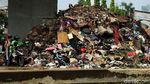 Sampah Sisa Banjir Menggunung di Bawah Tol Becakayu