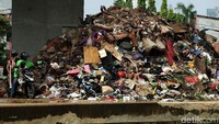 Sampah yang menumpuk itu merupakan barang-barang milik warga yang rusak akibat terendam banjir