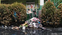 Sekolah MI yang berada di Semanan, Jakarta Barat tersebut sebelumnya terendam banjir setinggi 2,5 meter.