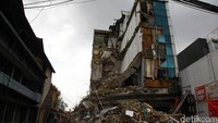 Puing-puing beton gedung juga terlihat masih menggunung setinggi sekitar 2 meter dan melebar ke seluruh bagian halaman.