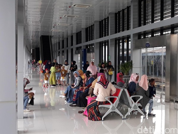 Terlihat di peron KA BIAS, Stasiun Balapan, para penumpang rata-rata anak-anak bersama orang tua mereka. Hanya sedikit penumpang yang membawa koper menuju bandara. (Bayu Ardi Isnanto/detikcom) Terlihat di peron KA BIAS, Stasiun Balapan, para penumpang rata-rata anak-anak bersama orang tua mereka. Hanya sedikit penumpang yang membawa koper menuju bandara. (Bayu Ardi Isnanto/detikcom)