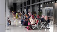 Terlihat di peron KA BIAS, Stasiun Balapan, para penumpang rata-rata anak-anak bersama orang tua mereka. Hanya sedikit penumpang yang membawa koper menuju bandara. (Bayu Ardi Isnanto/detikcom)
