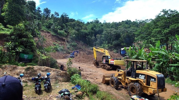 Sejumlah alat berat digunakan untuk membuka akses jalan longsor di Desa Harkat Jaya, Kecamatan Sukajaya, Kabupaten Bogor, Jawa Barat, Selasa (7/1/2020). Presiden Joko Widodo menginstruksikan Menteri Pekerjaan Umum dan Perumahan Rakyat (PUPR) segera memperbaiki jalur dan membuka akses untuk desa-desa di Sukajaya, Kabupaten Bogor yang terisolasi akibat bencana tanah longsor yang terjadi sejak Rabu (1/1/2020). ANTARA FOTO/Arif Firmansyah/foc.