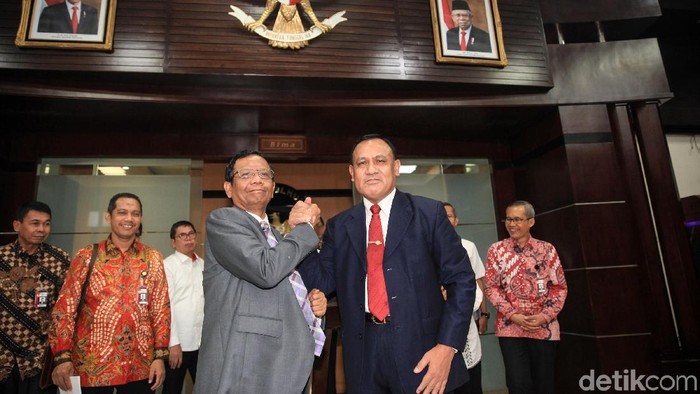 Menko Polhukam Mahfud MD bersama 5 pimpinan KPK memberi pernyataan pers di Gedung Kemenko Polhukam di Jakarta, Selasa (7/1/2020). Pernyataan tersebut seusai pertemuan Menko Polhukam dan KPK terkait isu pencegahan dan pemberantasan korupsi.