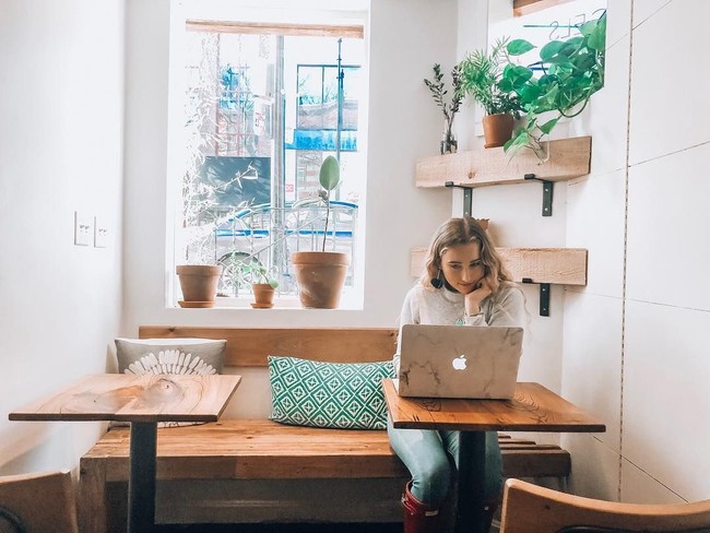 Sudah jadi selebgram dan menghasilkan uang, Sienna tetap semangat belajar. Ia pun terpikir untuk punya sebuah management untuk mengatur keuangannya karena sibuk kuliah.Foto: Instagram @siennasanter