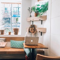 Sudah jadi selebgram dan menghasilkan uang, Sienna tetap semangat belajar. Ia pun terpikir untuk punya sebuah management untuk mengatur keuangannya karena sibuk kuliah.Foto: Instagram @siennasanter