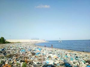 Jorok, Sampah Menumpuk di Pantai Olo Belawan Sumut