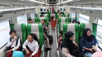 Fasilitas di dalam kereta cukup komplet, yakni kursi empuk, AC, televisi, charger port, toilet dan kursi khusus difabel. Satu rangkaian kereta berkapasitas 200 penumpang duduk dan 100-an penumpang berdiri. (Bayu Ardi Isnanto/detikcom)