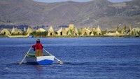 Wisatawan yang datang ke pulau apung ini dibuat terheran-heran. Bukan seperti pulau, wisatawan seakan diajak untuk liburan di bumi perkemahan tradisional. (iStock)