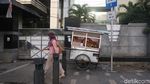 Ironi PKL yang Berjualan di Trotoar Kramat-Salemba