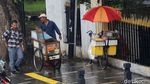 Ironi PKL yang Berjualan di Trotoar Kramat-Salemba