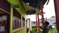 Kepala SDN Palebon, Semarang, Rudy Haryanto, mengatakan dirinya mendapat kabar bahwa atap ruang kelas di sekolah itu roboh pada pukul 05:30 WIB dari penjaga. Pada pukul 06:00 WIB Rudy tiba di sekolah untuk melihat langsung atap yang roboh dan melapor ke dinas.