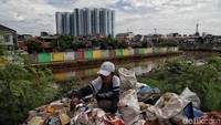 Konsep naturalisasi yang dikenalkan Anies itu disebut dapat mengembalikan fungsi sungai seperti aslinya. Tak main-main, konsep naturalisasi sudah dituangkan Anies ke dalam Pergub nomor 31 tahun 2019 tentang Pembangunan dan Revitalisasi Prasarana Sumber Daya Air Secara Terpadu dengan Konsep Naturalisasi. Pergub itu meminta semua instansi untuk memperhatikan ekosistem saat membuat fasilitas sumber daya air.
