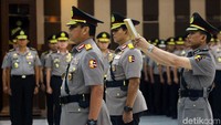 Idham menyerahkan langsung tongkat komando dan tanda jabatan kepada Wakapolri.