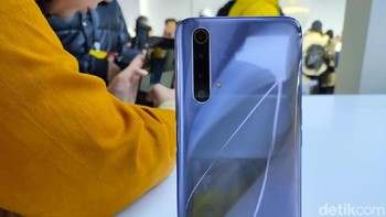Kamera belakangnya menggunakan kamera utama 64MP, kamera telephoto 12 MP dengan kemampuan optical zoom 2x, kamera makro 2MP dan kamera ultrawide 8MP. Foto: Virgina Maulita Putri/detikinet