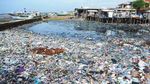 Duh, Sampah Menumpuk di Pesisir Pamekasan