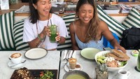 Bersama sahabatnya, Vanessa terlihat asyik menikmati aneka makanan di salah satu kafe di Bali. Di meja makan sudah siap aneka makanan, tapi kok porsinya banyak sekali ya. Foto: instagram @chillibean