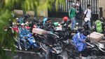 Ojol Menyemut di Sisi Jalan Salemba