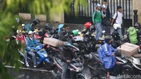 Arus lalu linast di lokasi menjadi sedikit tersendat akibat parkir liar tersebut.
