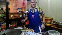 Mantan tentara satu ini memilih menjadi pengusaha bakso. Ia rela pensiun dini demi tetap fokus pada usaha baksonya bernama Bakso Ngangenin. Foto: Devi S. Lestari/detikFood