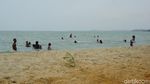 Foto Pantai Segaris dengan Dua Nama