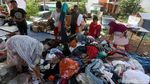 Warga Korban Banjir Serbu Pakaian Gratis