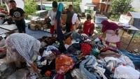 Sejumlah warga korban banjir di permukiman Cipinang Melayu, mencari berbagai pakaian gratis di posko pengungsian, Jakarta, Selasa (7/1/2020).