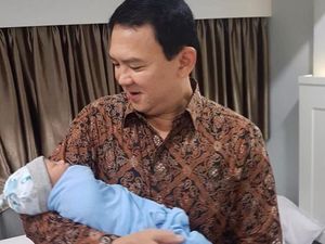 Semringah Gendong Sang Anak, Ahok: Terima Kasih Doanya