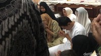 Ibunda Vino meninggal dunia di RSCM, Jakata Pusat. Foto: Tangis Vino G Bastian Ditinggal Ibunda Selamanya. Hanif/detikHOT