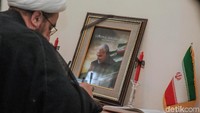 Sejumlah pejabat dari negera sahabat pun berdatangan untuk mengirimkan ungkapan duka cita maupun menyampaikan belasungkawa kepada para pejabat maupun staf di Kedubes Iran.