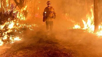 Demikian juga foto ini memperlihatkan seorang pemadam kebakaran seolah berjalan di tengah api. Foto: Bored Panda