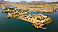 Selain itu, Danau Titicaca juga menjadi pemukiman dari Suku Uros. Orang-orang Uros ini sangat kreatif, mereka mampu untuk membuat pulau apung sebagai tempat tinggal di Danau Titicaca. (iStock)