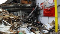 Pusat Laboratorium Forensik (Puslabfor) Bareskrim Polri juga sempat melakukan pemeriksaan awal pada gedung berlantai empat yang ambruk tersebut.
