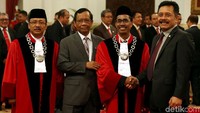 Setelah itu, secara bergantian pejabat yang hadir mengucapkan selamat kepada dua hakim konstitusi yang mengucapkan sumpah dan janji.