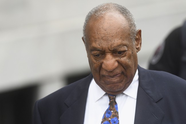 Komedian Bill Cosby juga pernah terjerat kasus kejahatan seksual. BBC mengabarkan, korbannya mencapai 60 perempuan. Pada 26 September 2018, pria 81 tahun itu dijatuhi hukuman penjara selama tiga sampai 10 tahun atas kejahatan seksualnya. (Foto: Mark Makela/Getty Images)