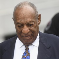 Komedian Bill Cosby juga pernah terjerat kasus kejahatan seksual. BBC mengabarkan, korbannya mencapai 60 perempuan. Pada 26 September 2018, pria 81 tahun itu dijatuhi hukuman penjara selama tiga sampai 10 tahun atas kejahatan seksualnya. (Foto: Mark Makela/Getty Images)