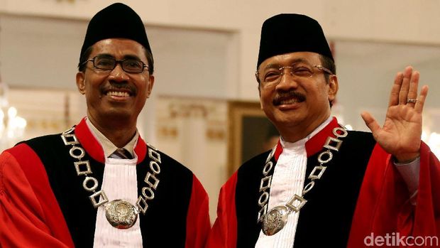 Daniel Yusmic dan Suhartoyo resmi dilantik menjadi Hakim Mahkamah Konstitusi (MK). Proses pelantikan itu disaksikan langsung oleh Presiden Joko Widodo (Jokowi).