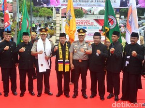Atraksi Pendekar Silat Warnai Pisah Sambut Kapolresta Madiun