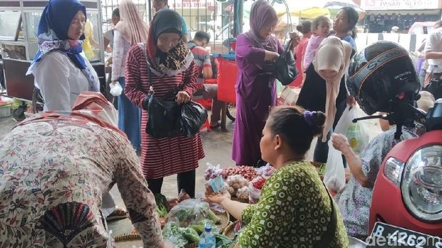Pembeli di Pasar Minggu Kerepotan Jika Larangan Plastik Kresek Berlaku