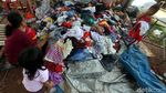 Warga Korban Banjir Serbu Pakaian Gratis