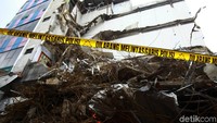 Seperti diketahui, sebuah ruko 4 lantai yang dijadikan minimarket Alfamart di kawasan Slipi, Jakarta Barat ambruk pada Senin (6/1) malam dan membuat sejumlah orang mengalami luka-luka. Atas insiden ini, sebanyak 3 orang mengalami luka-luka dan sudah dilarikan ke rumah sakit terdekat.