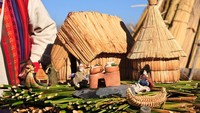 Setiap harinya, warga Uros mencari nafkah dengan memancing dan menjual berbagai kerajinan dari alang-alang kepada wisatawan. Mereka memang sangat terampil dengan alang-alang. (iStock)