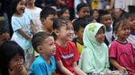 Aksi Badut Hibur Anak-anak Korban Banjir Jakarta