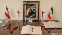 Foto Qasem Soleimani nampak dipajang di salah satu sudut ruangan di Kedubes Iran yang berada di kawasan Jakarta.